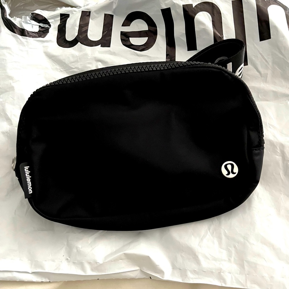 Black Lululemon Everywhere Belt Bag